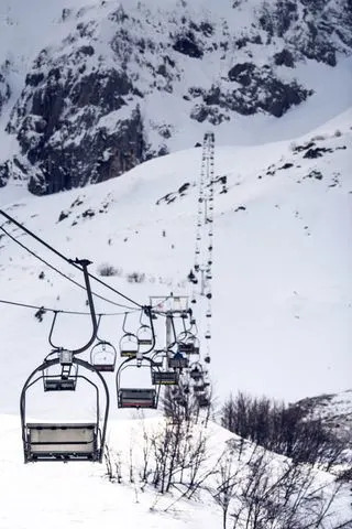 German Tourist Dies After 230-Foot Fall in Chairlift Collision at Montenegro Ski Resort; Wife Seriously Injured - Image 1