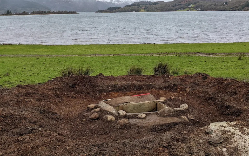 Farmer Uncovers 4,000‑Year‑Old Bronze Age Grave While Ploughing Isle of Bute Field - Image 2