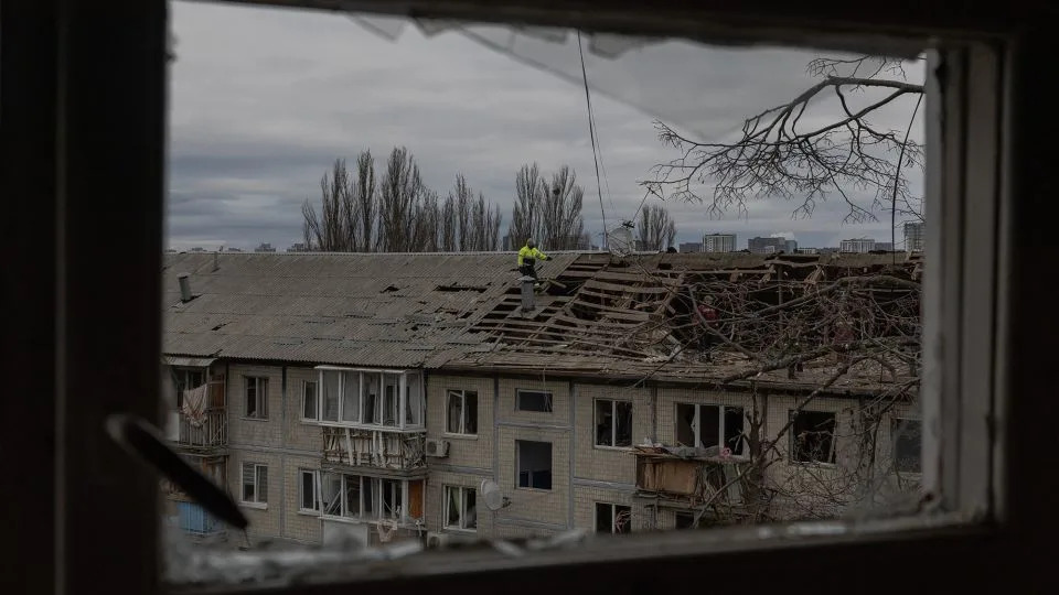 ‘Massive’ Overnight Russian Airstrike Kills 4-Year-Old as Zelensky Reviews Miami Peace Talks - Image 2