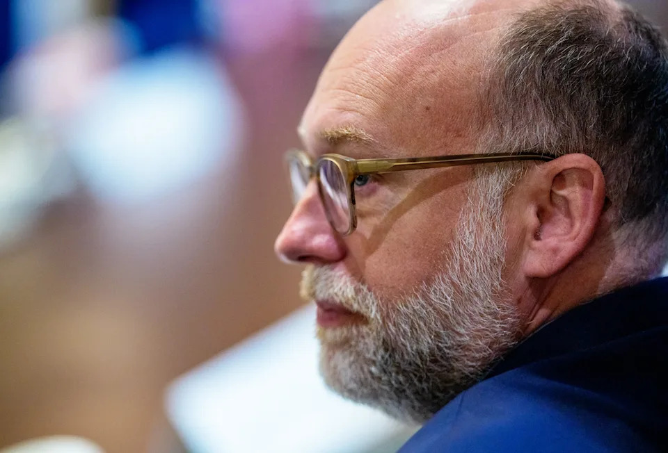 Trump Administration Threatens Smithsonian With Funding Cuts Over Exhibit Documents - Image 1