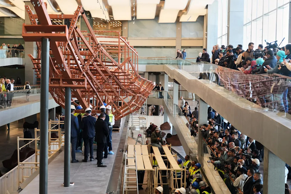 Khufu’s 42-Meter Cedar Boat Reassembled in Public at Grand Egyptian Museum - Image 1