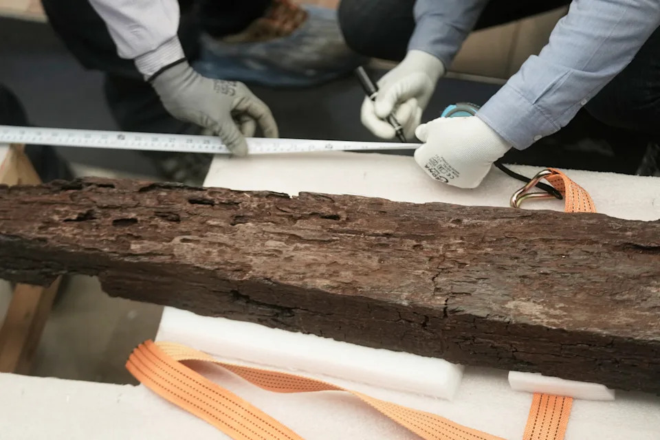 Khufu’s 42-Meter Cedar Boat Reassembled in Public at Grand Egyptian Museum - Image 3