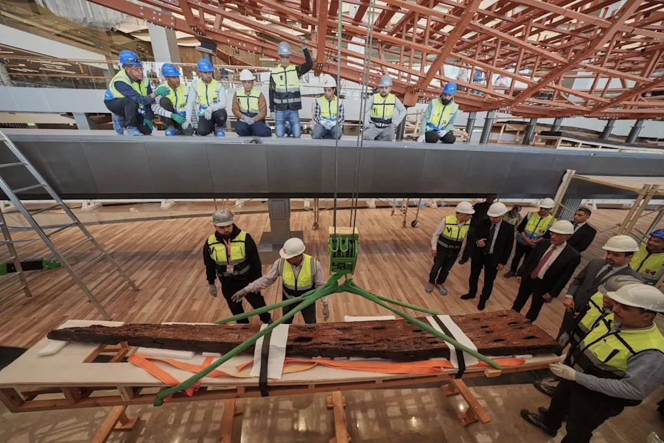 Khufu’s 42-Meter Cedar Boat Reassembled in Public at Grand Egyptian Museum - Image 4