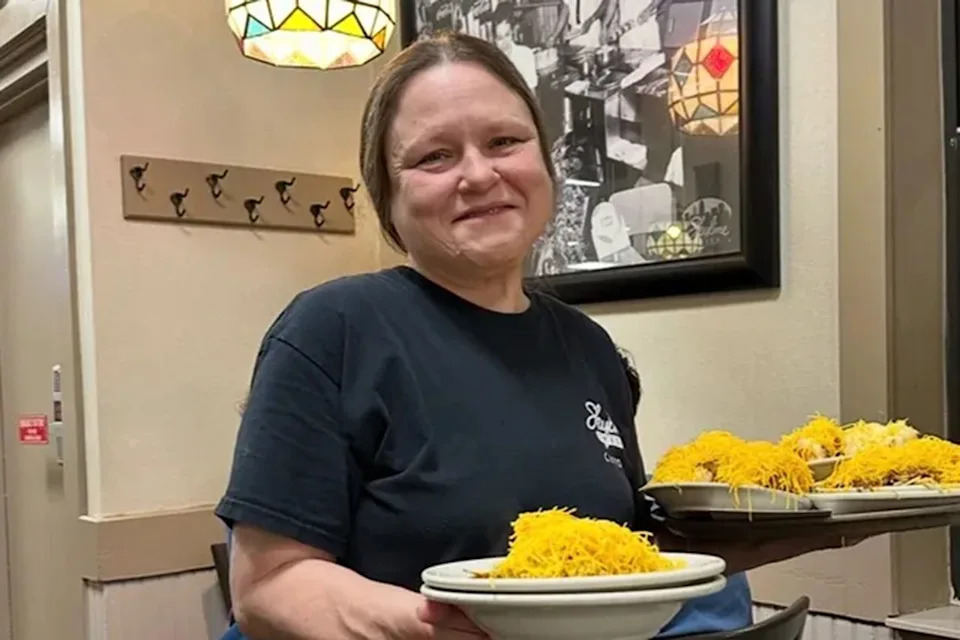 Regulars Surprise 30-Year Skyline Chili Server With $27,000 After Husband’s Death - Image 1