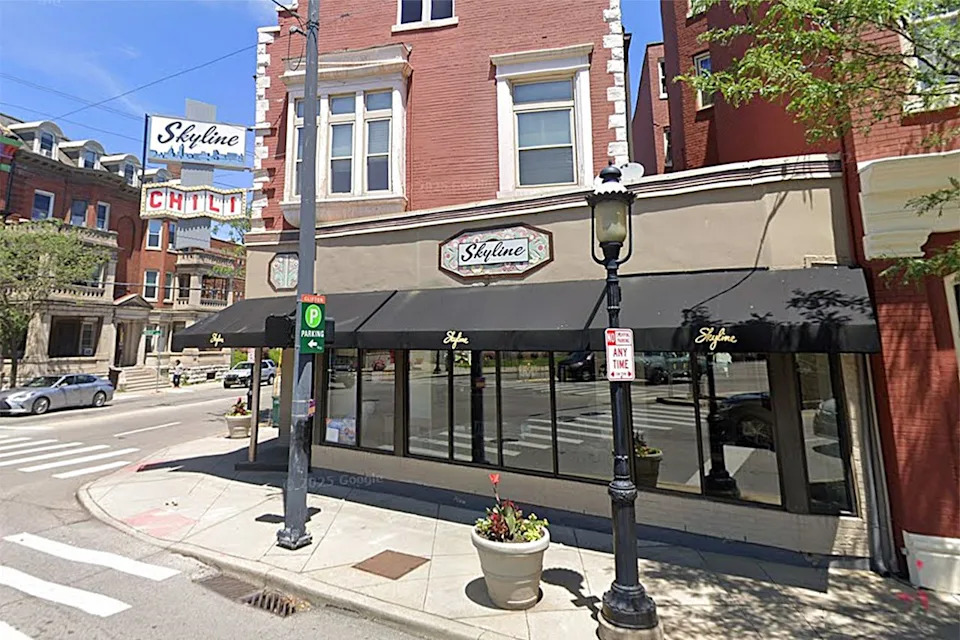 Regulars Surprise 30-Year Skyline Chili Server With $27,000 After Husband’s Death - Image 2