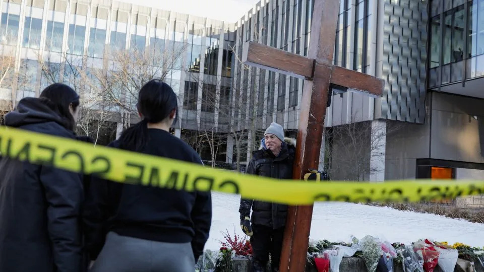 He Wheels a 10‑Foot Cross to Grieving Towns — The Story of Dan Beazley - Image 1