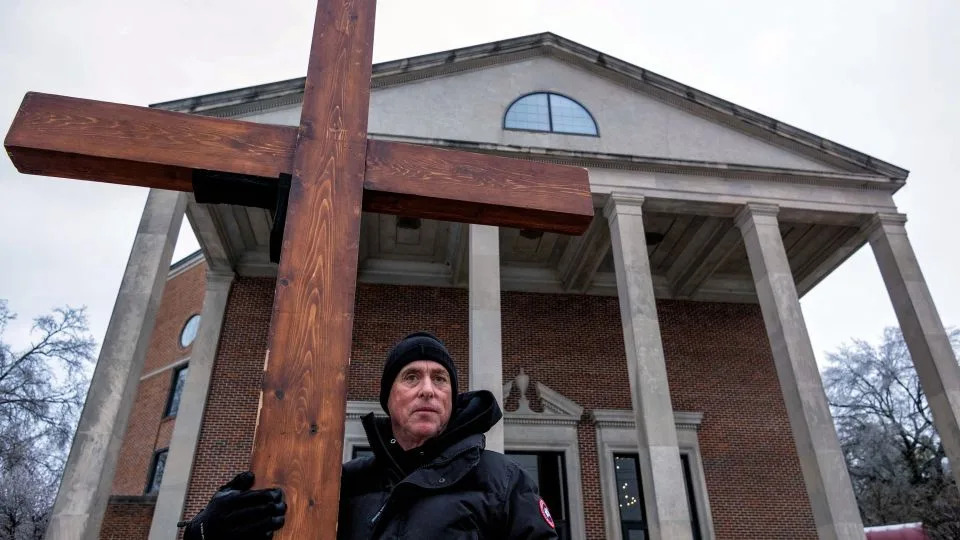 He Wheels a 10‑Foot Cross to Grieving Towns — The Story of Dan Beazley - Image 2