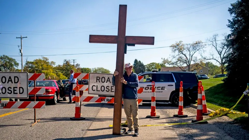 He Wheels a 10‑Foot Cross to Grieving Towns — The Story of Dan Beazley - Image 3