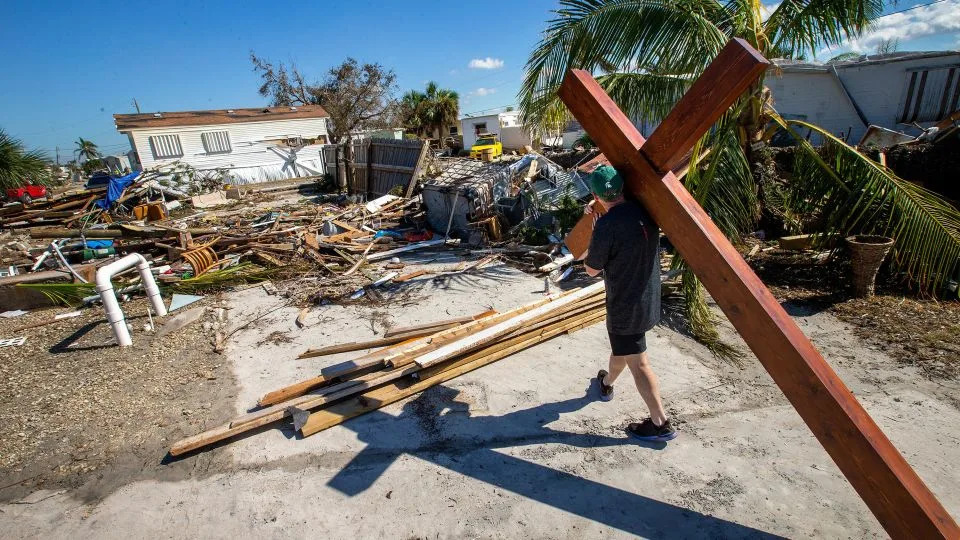 He Wheels a 10‑Foot Cross to Grieving Towns — The Story of Dan Beazley - Image 4