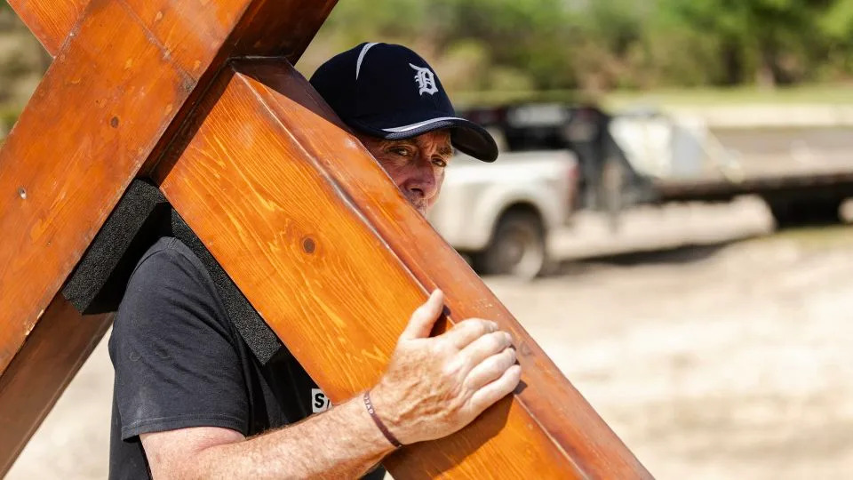 He Wheels a 10‑Foot Cross to Grieving Towns — The Story of Dan Beazley - Image 5