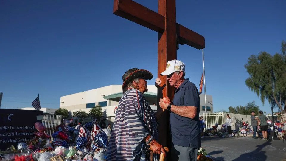 He Wheels a 10‑Foot Cross to Grieving Towns — The Story of Dan Beazley - Image 6