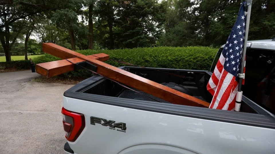 He Wheels a 10‑Foot Cross to Grieving Towns — The Story of Dan Beazley - Image 7