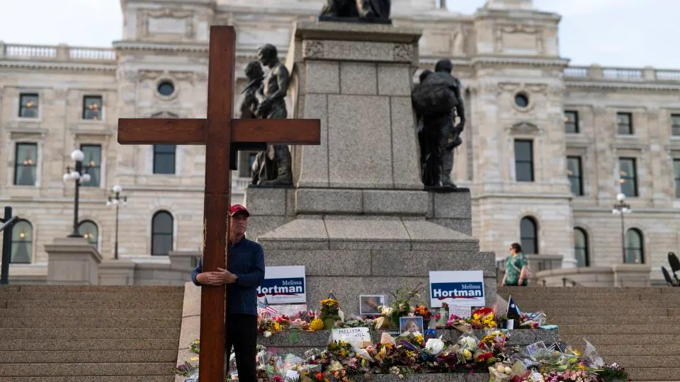 He Wheels a 10‑Foot Cross to Grieving Towns — The Story of Dan Beazley - Image 9