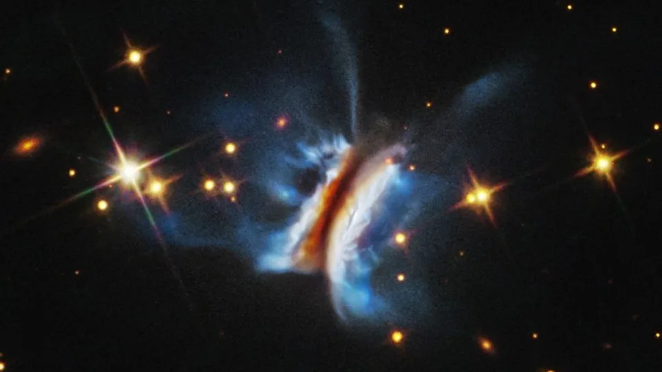 Hubble Reveals ‘Dracula’s Chivito’: A Massive, Chaotic Protoplanetary Disk - Image 1