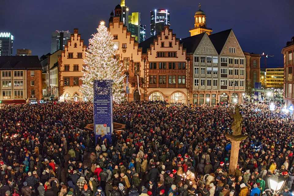 Christmas 2025: Scenes of Hope and Tradition From Bethlehem to Beijing - Image 1