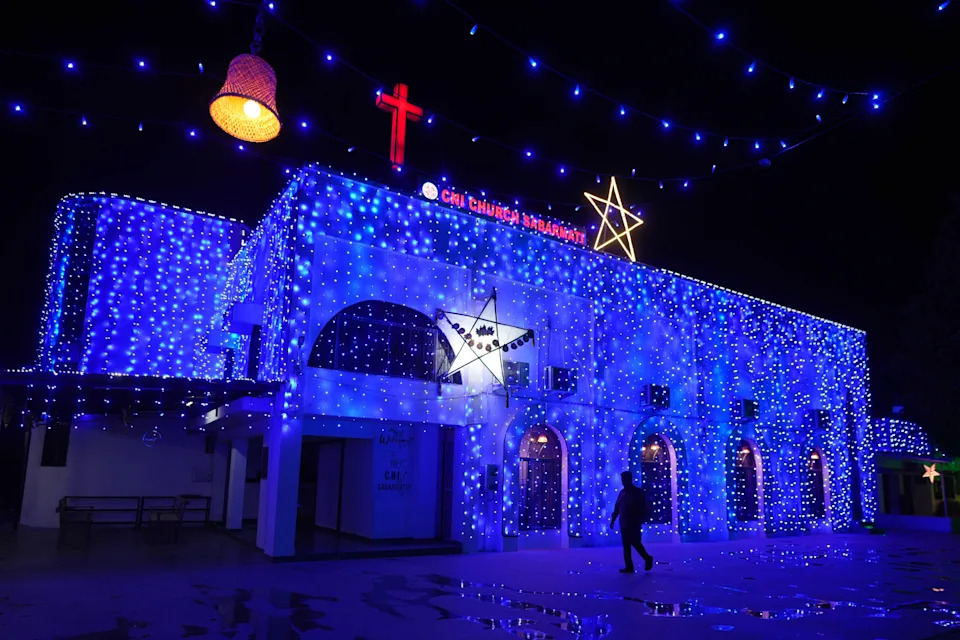 Christmas 2025: Scenes of Hope and Tradition From Bethlehem to Beijing - Image 4
