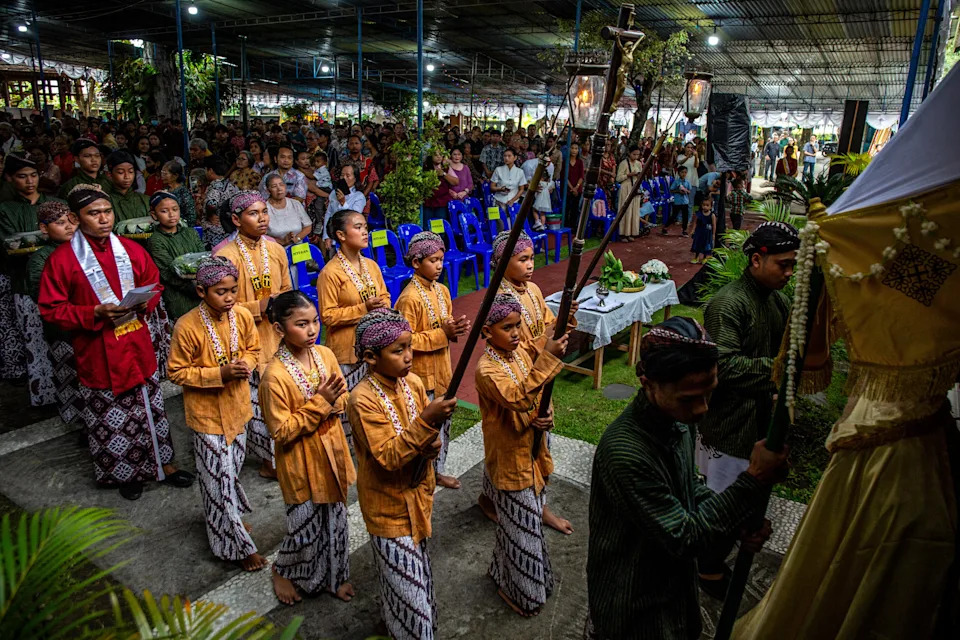 Christmas 2025: Scenes of Hope and Tradition From Bethlehem to Beijing - Image 8