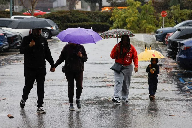 Christmas Eve Atmospheric River Soaks Los Angeles, Sparks Widespread Flooding and Evacuations - Image 3