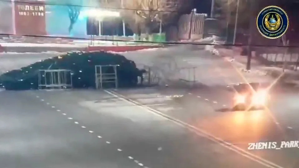 Noćna divlja vožnja u Saryagashu: Lada srušila 12-metarski božićni bor, vozač pobegao