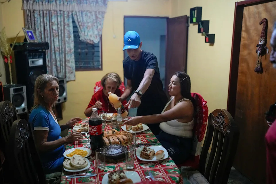Photos: Venezuelan Family Returns to Maracay for Christmas After Abandoning U.S.-Bound Journey