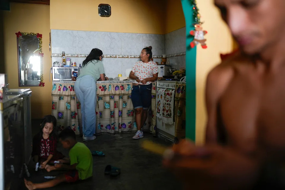 Photos: Venezuelan Family Returns to Maracay for Christmas After Abandoning U.S.-Bound Journey