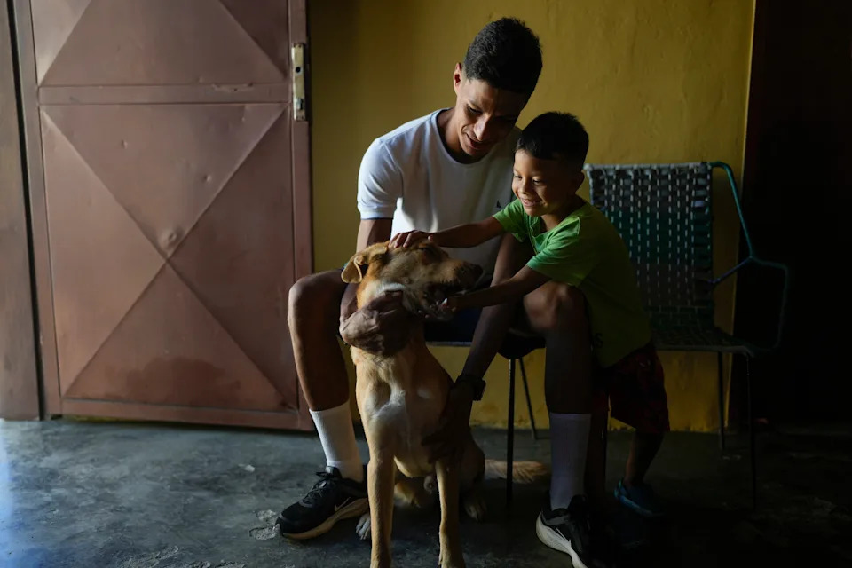 Photos: Venezuelan Family Returns to Maracay for Christmas After Abandoning U.S.-Bound Journey