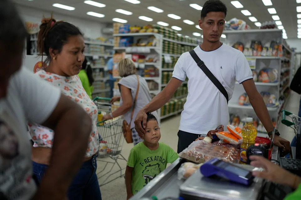 Photos: Venezuelan Family Returns to Maracay for Christmas After Abandoning U.S.-Bound Journey