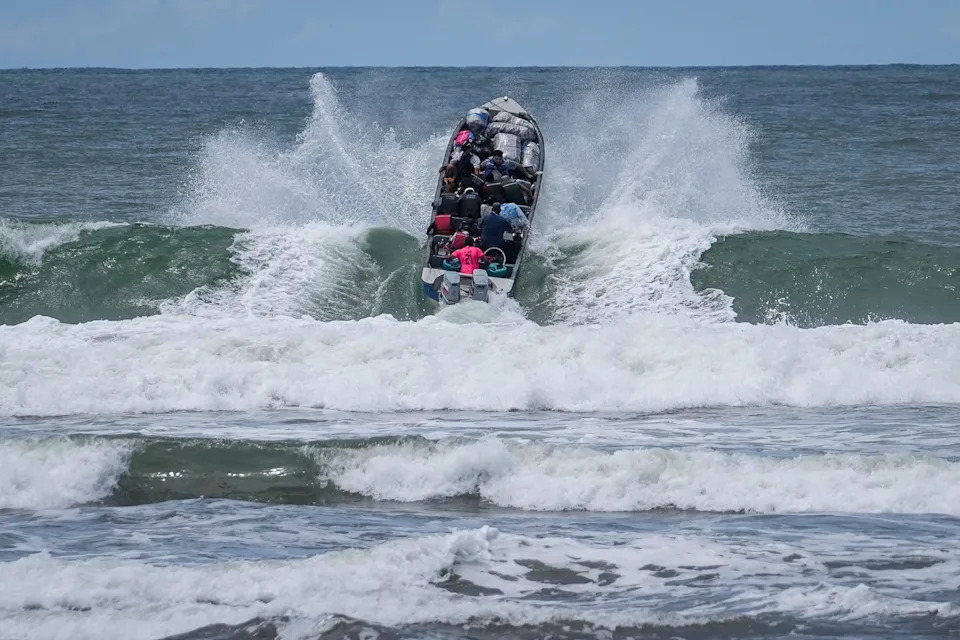 Photos: Venezuelan Family Returns to Maracay for Christmas After Abandoning U.S.-Bound Journey