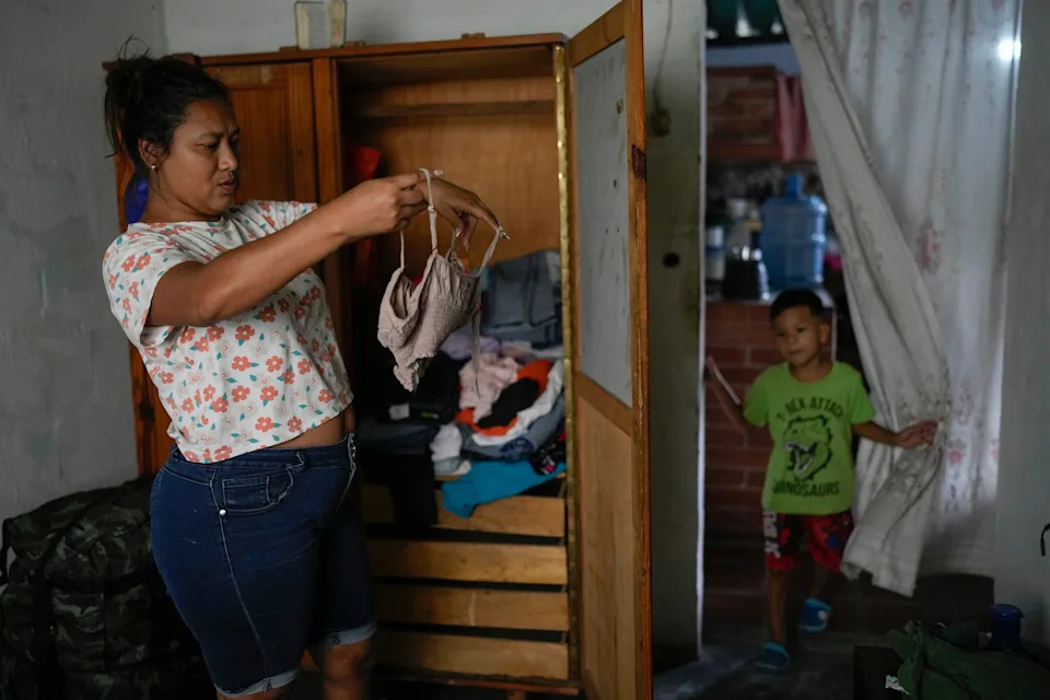 Photos: Venezuelan Family Returns to Maracay for Christmas After Abandoning U.S.-Bound Journey