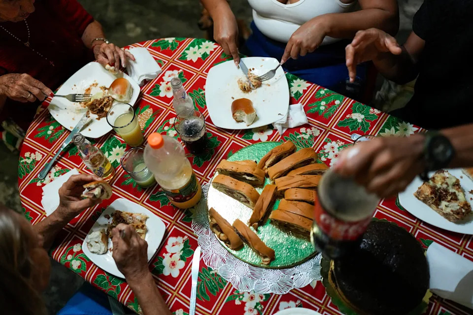 Photos: Venezuelan Family Returns to Maracay for Christmas After Abandoning U.S.-Bound Journey