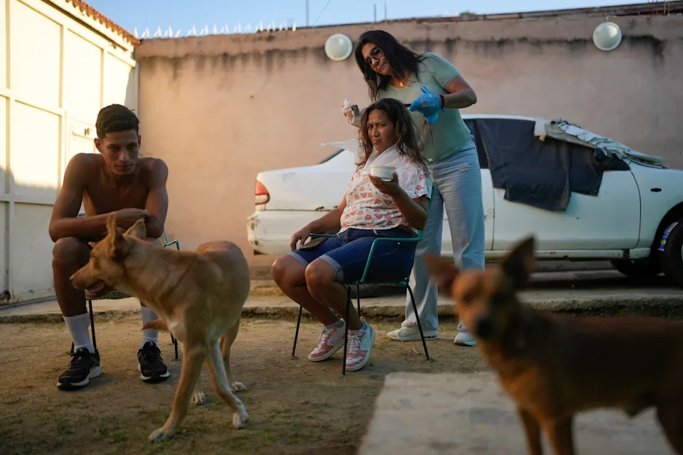Photos: Venezuelan Family Returns to Maracay for Christmas After Abandoning U.S.-Bound Journey