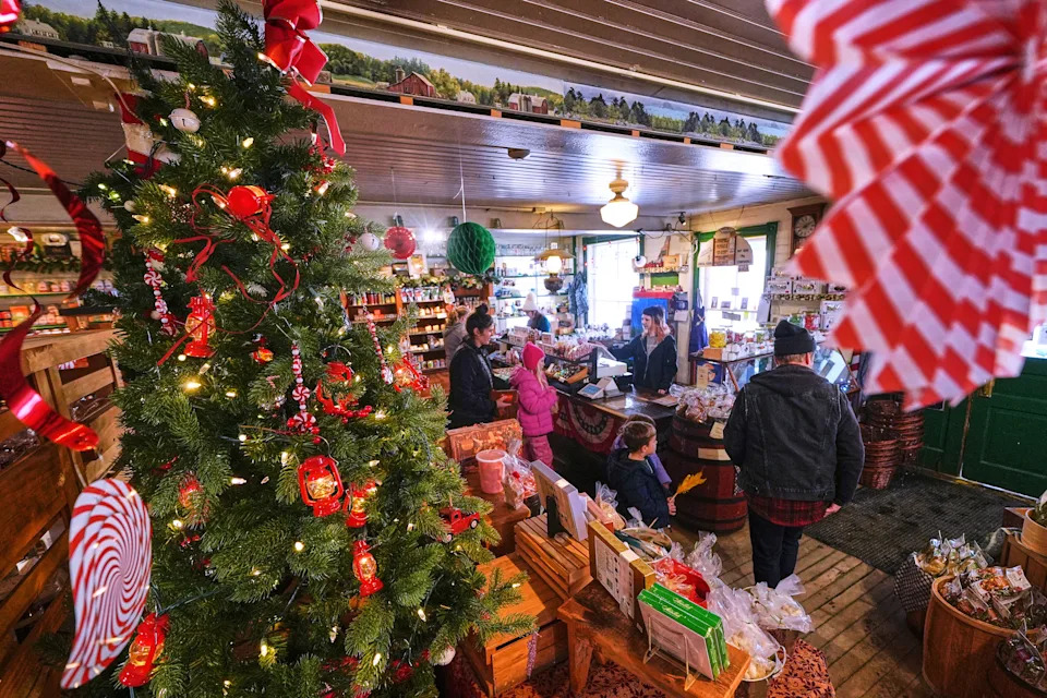 More Thrifting, Fewer Returns — Early Trends That Shaped This Holiday Shopping Season