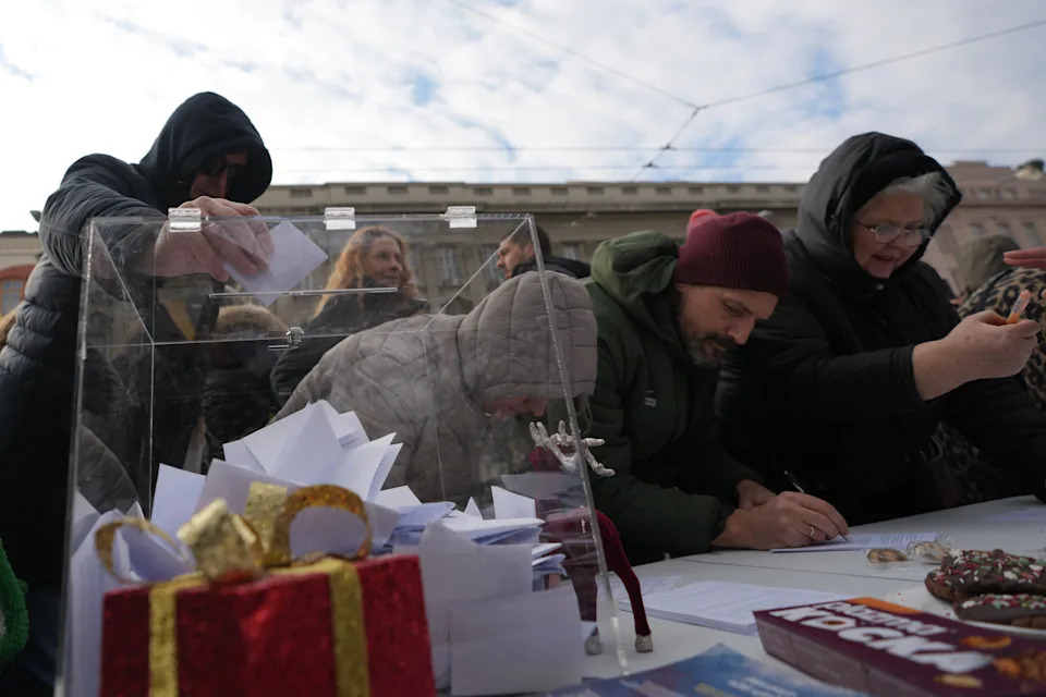 Serbian Students Stage Nationwide Signature Drive Calling For Early Vote To Challenge Vucic
