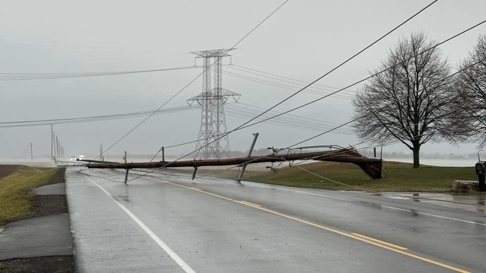 Blizzard Warnings, 60‑mph Winds and Tornadoes Snarl Holiday Travel Across Midwest and Northeast