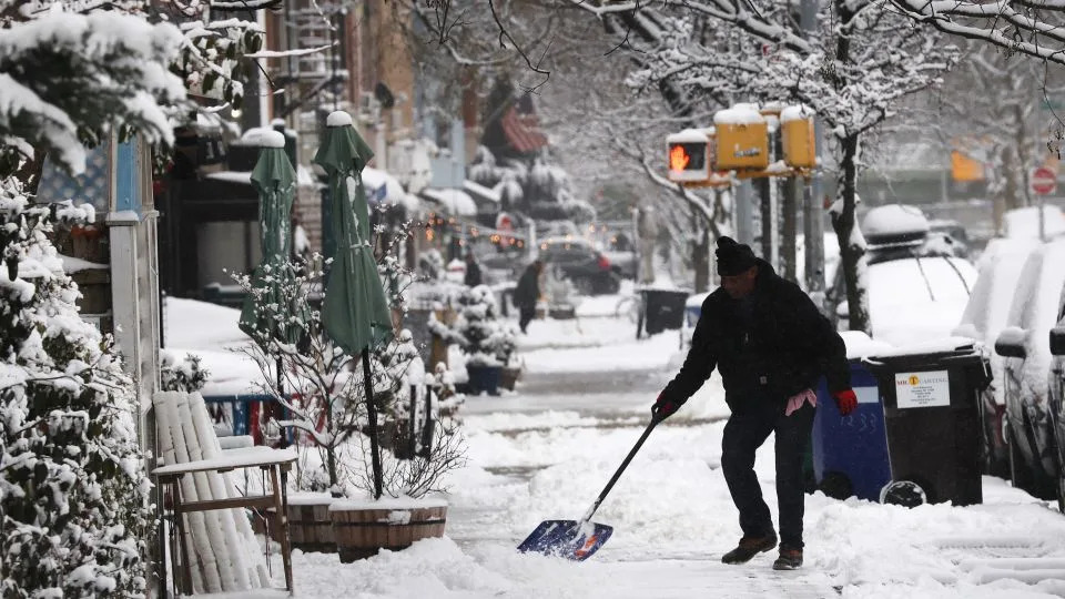 Blizzard Warnings, 60‑mph Winds and Tornadoes Snarl Holiday Travel Across Midwest and Northeast