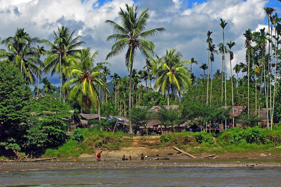 Coral Adventurer Runs Aground Off Papua New Guinea — 120+ Stranded, Voyage Cut Short