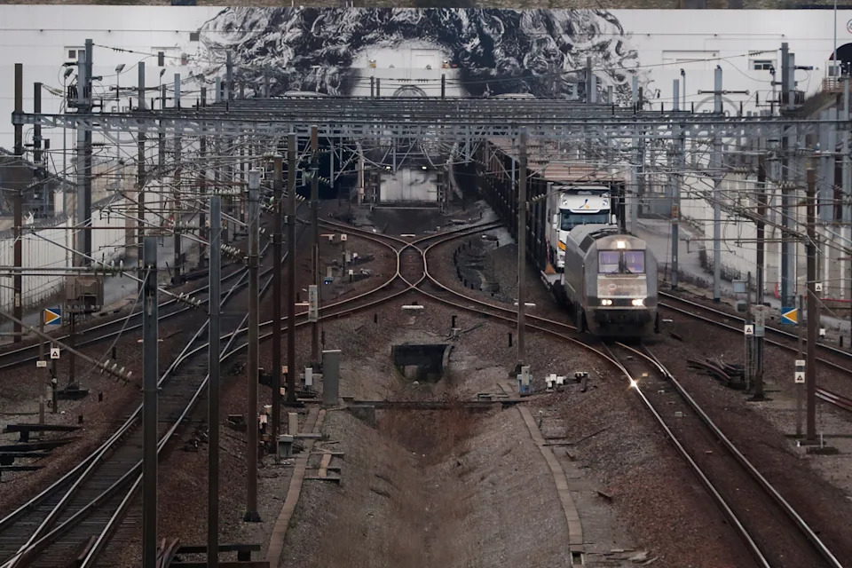 Power Fault and Stalled LeShuttle Train Halt Channel Tunnel — Eurostar Suspends London Services