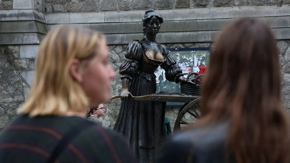 The Worst-Behaved Travelers of 2025 — How Overtourism, Stunts and Disrespect Broke Destinations