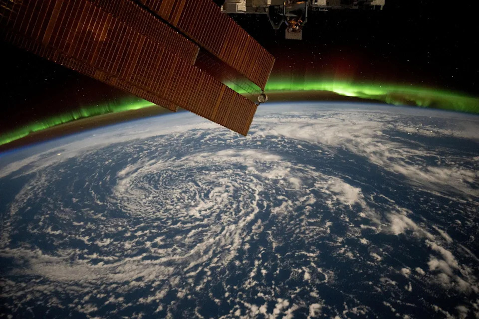 25 Years Above Earth: Astronauts' Most Stunning ISS Photos of 2025