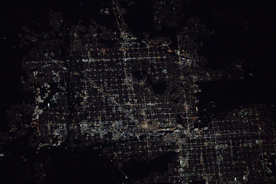 25 Years Above Earth: Astronauts' Most Stunning ISS Photos of 2025