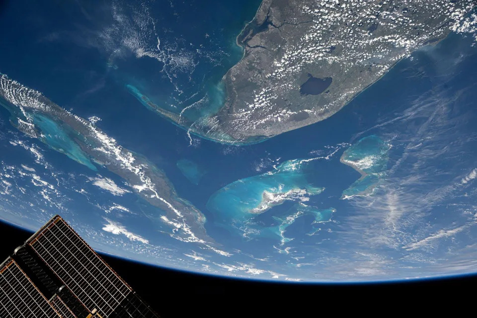 25 Years Above Earth: Astronauts' Most Stunning ISS Photos of 2025