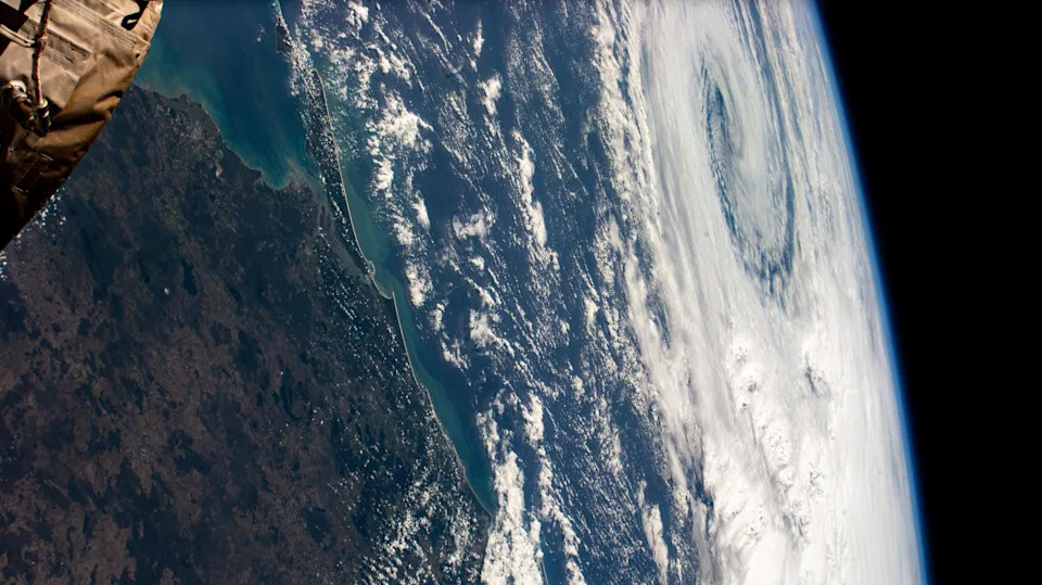 25 Years Above Earth: Astronauts' Most Stunning ISS Photos of 2025