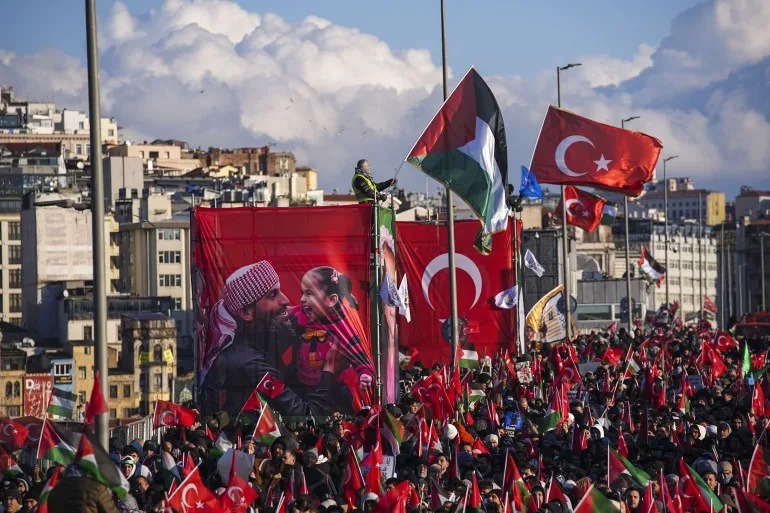About 500,000 Rally on Istanbul’s Galata Bridge in Solidarity With Gaza