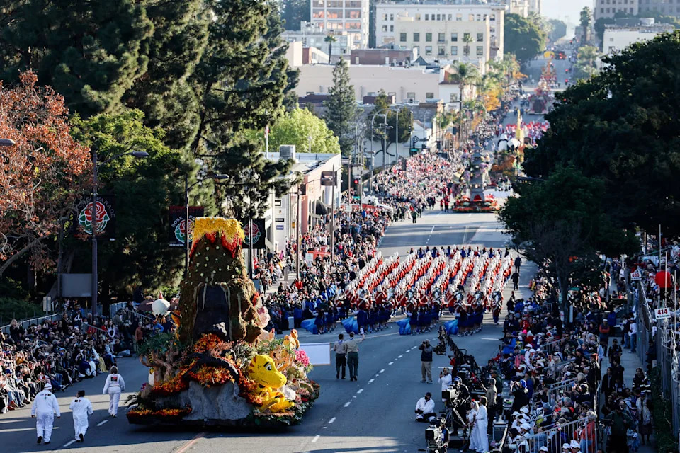 137th Rose Parade Expected To Be Rainy — Parade Will Go On