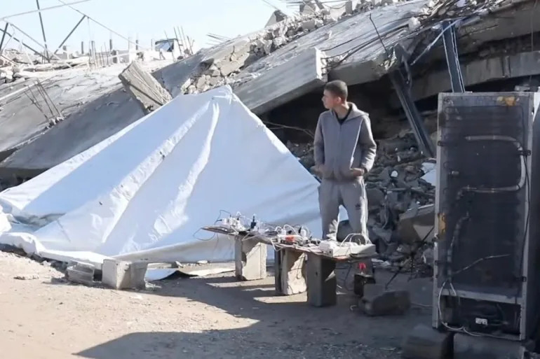 Gaza's Economy in Ruins: Residents Turn to Knitting and Solar Charging to Survive