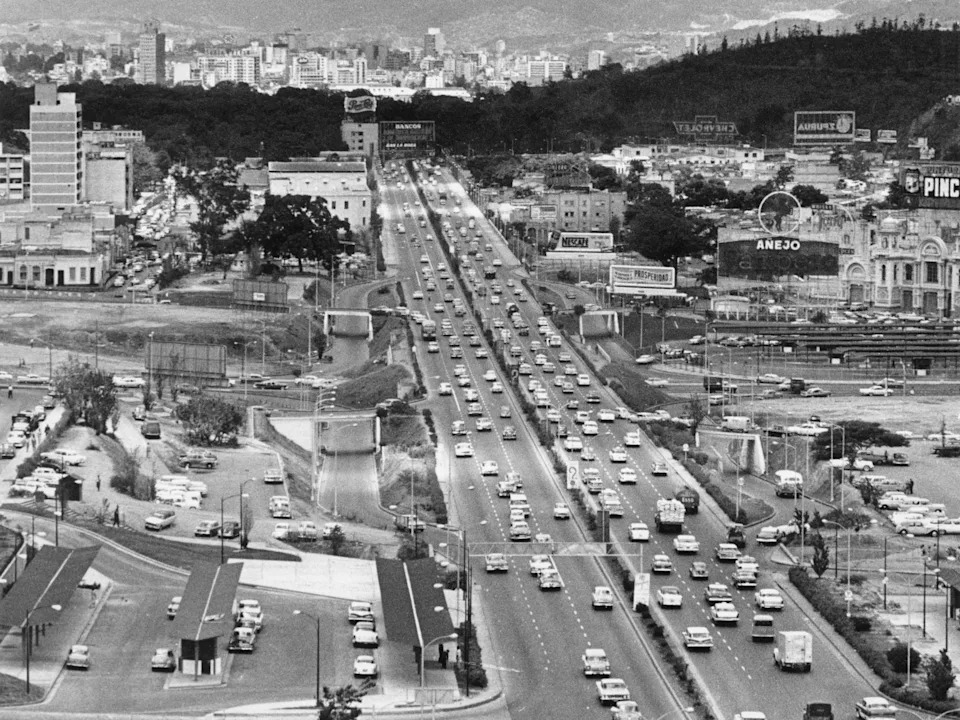 Vintage Photos Reveal Venezuela Before the Collapse — How Oil Made It Wealthy and Deepened Inequality