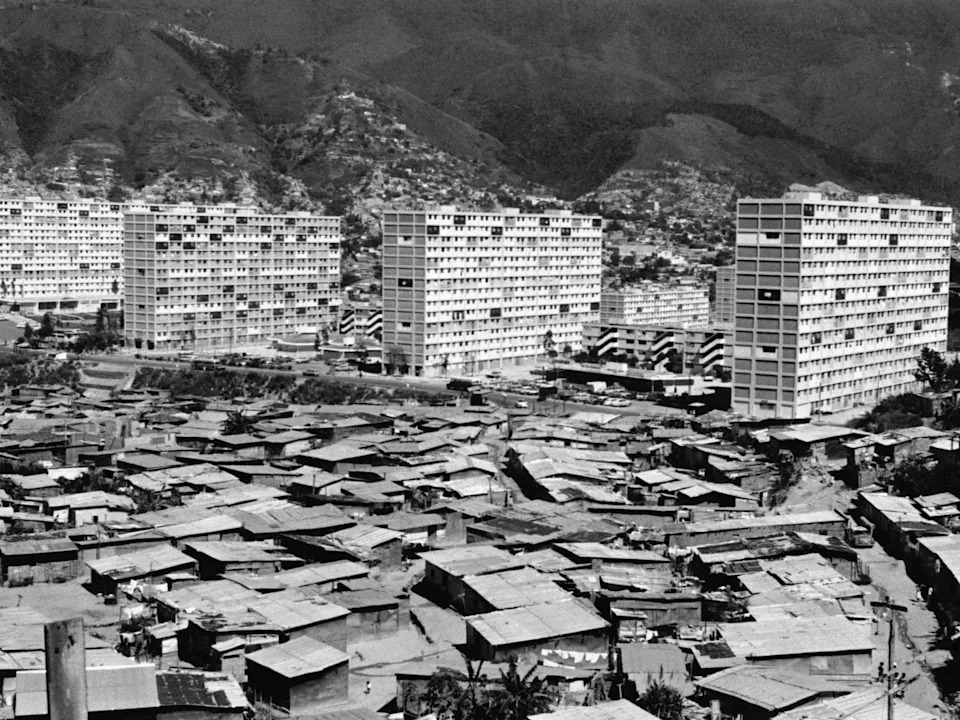 Vintage Photos Reveal Venezuela Before the Collapse — How Oil Made It Wealthy and Deepened Inequality