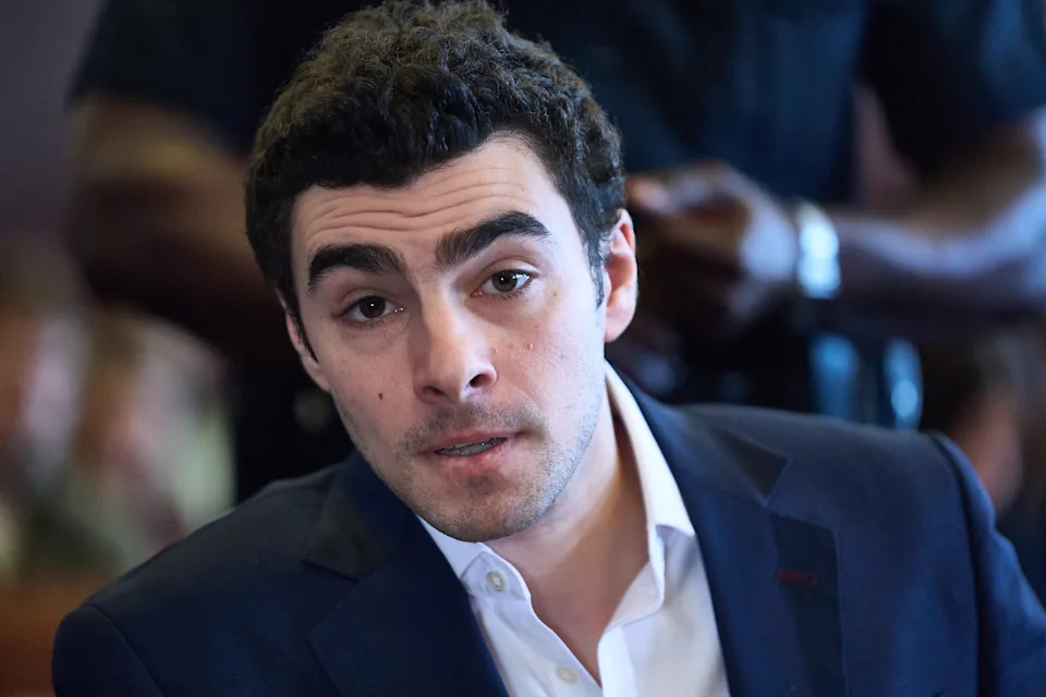 Prosecutors Call Mangione Team’s Claims About Pam Bondi’s Ballard Ties “Meritless” as Death-Penalty Conflict Allegations Persist