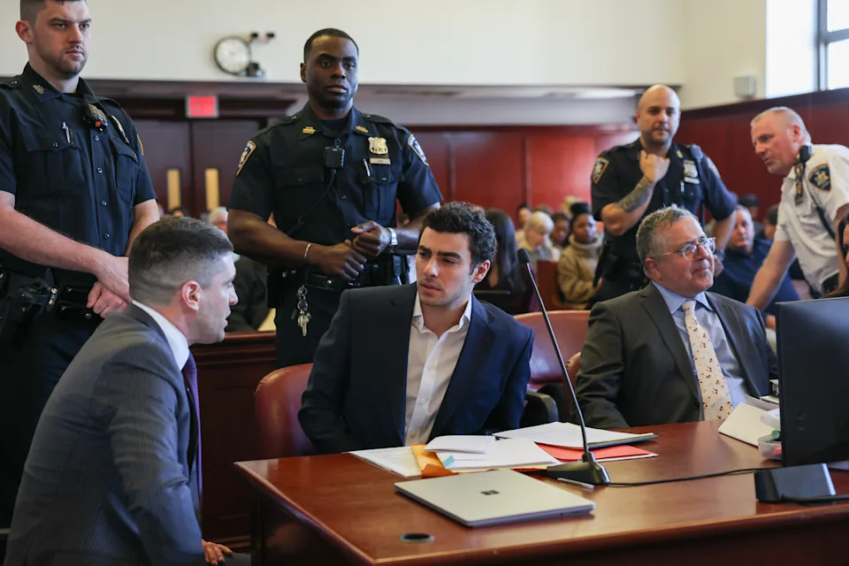 Prosecutors Call Mangione Team’s Claims About Pam Bondi’s Ballard Ties “Meritless” as Death-Penalty Conflict Allegations Persist