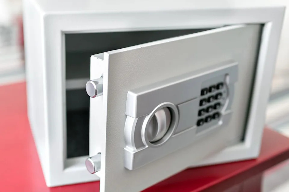 Treasure Hunter Pulls Up Ocean Safe Off Shark Bay — Inside Was Only a Packet of Beef Jerky